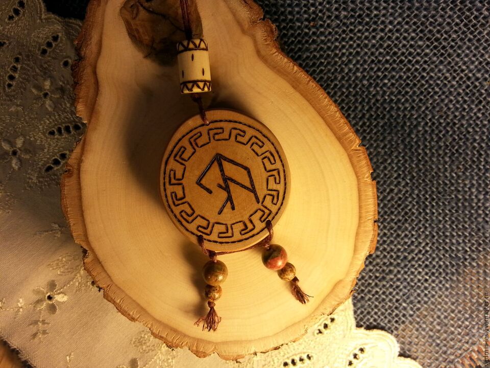 amulet le rune le haghaidh dea-ádh grianghraf 1