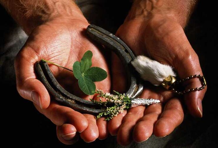 crú capaill mar amulet de luck maith