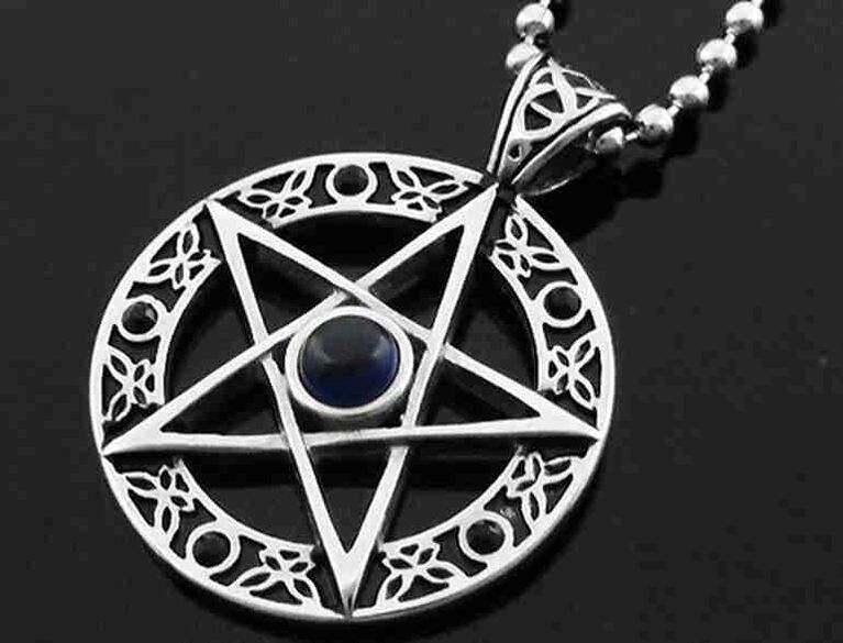 pendant draíochta mar amulet de luck maith